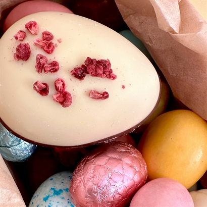 Bambuslåda med stora danska påskägg, lyxig påskblandning och Macarons